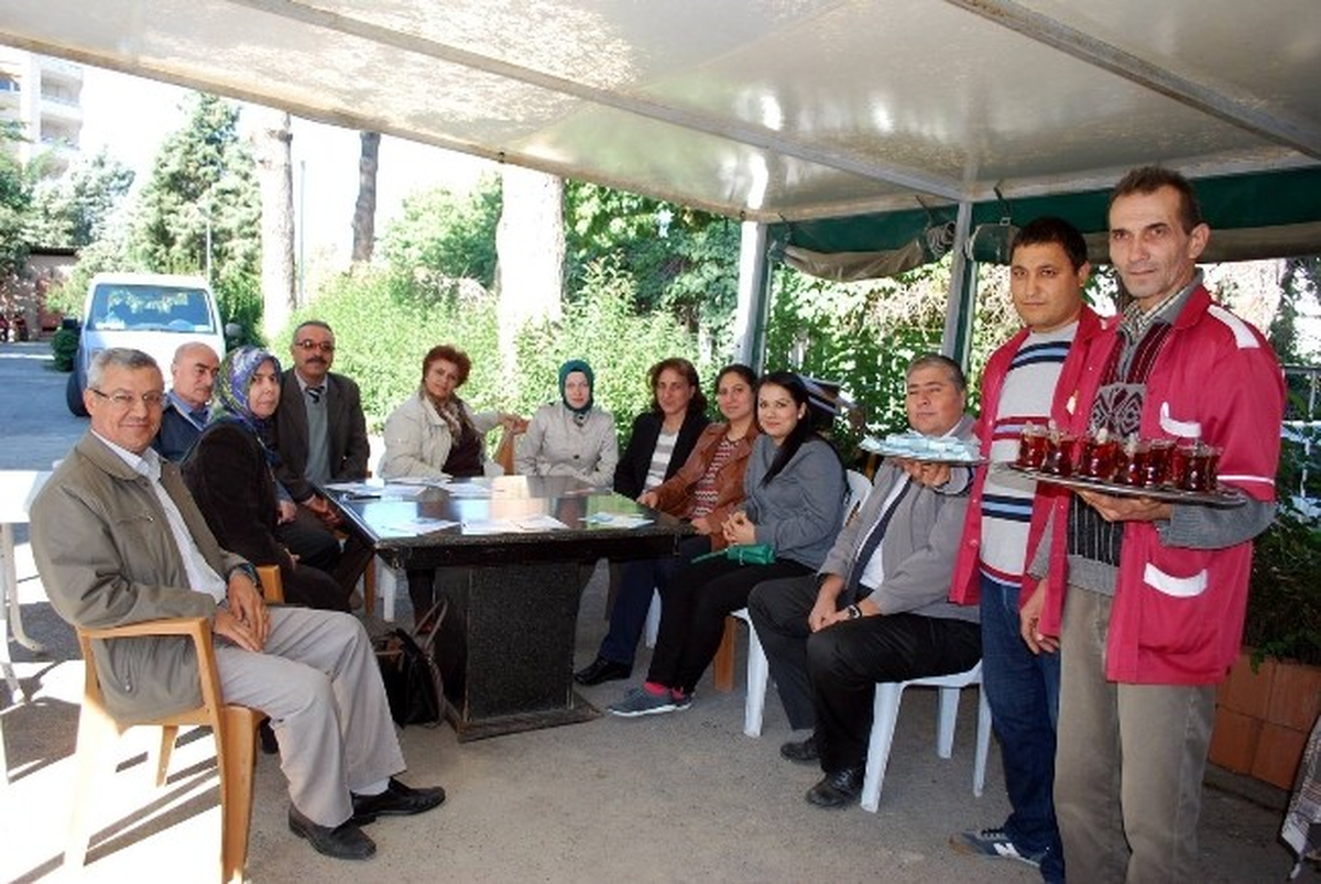 Salihli\'de Çayın Kuru Üzümle İçilmesi Teşvik Ediliyor