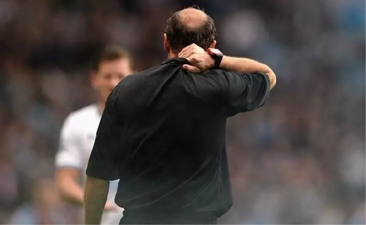 Sis Bombası Yan Hakemin Ensesine İsabet Etti