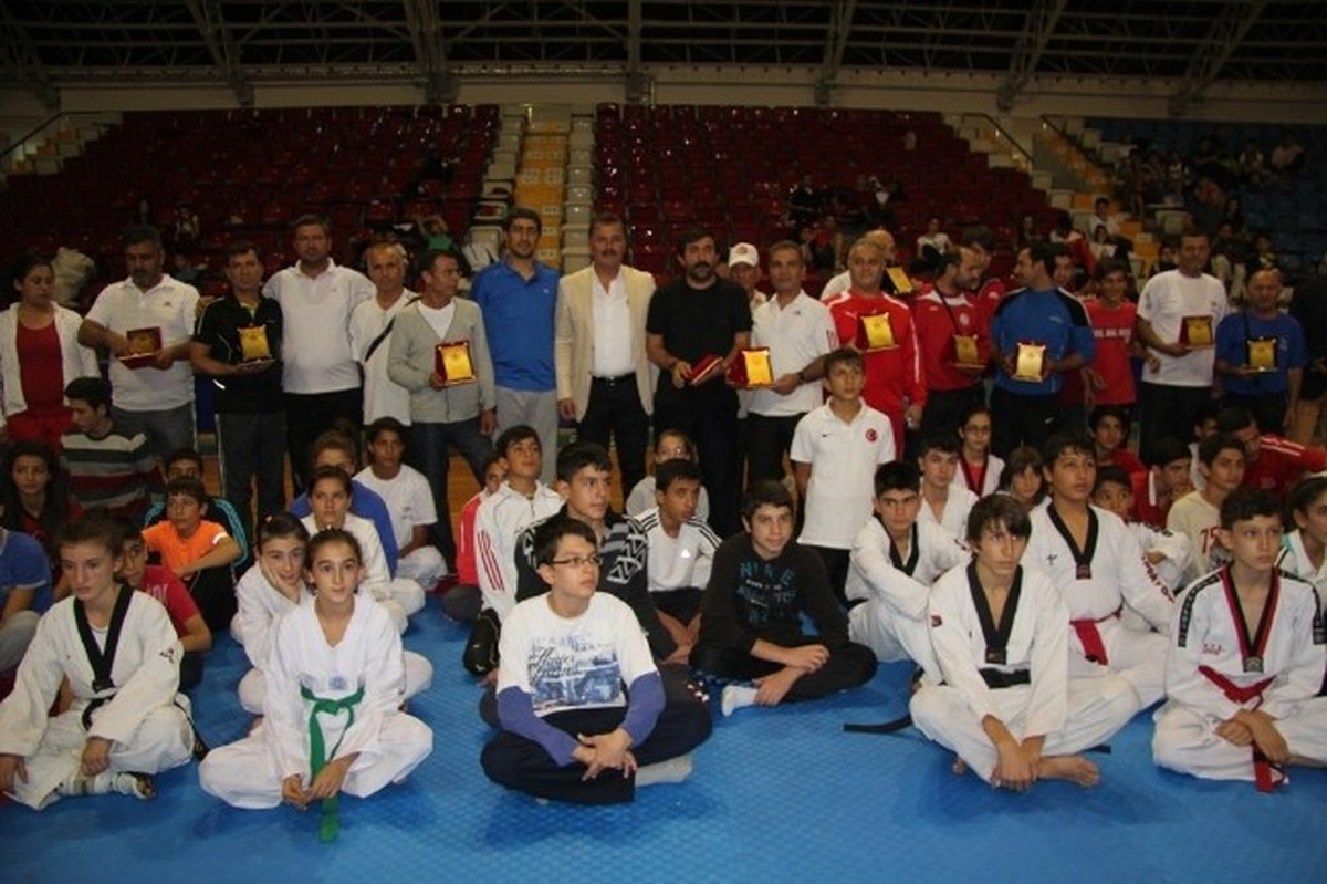 Sporculardan Başkan Tuna\'ya Teşekkür Plaketi