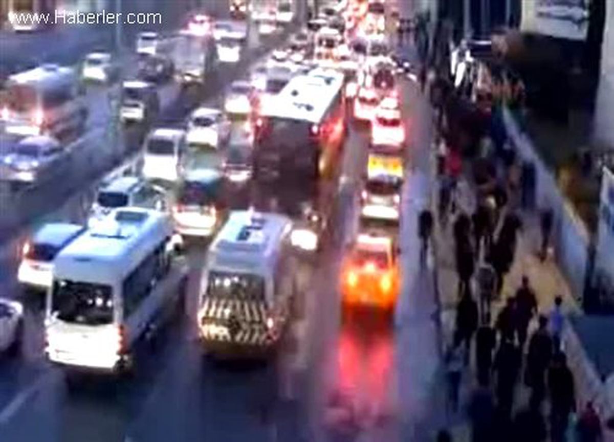 Tatil Bitti, İstanbul Trafiği Eski Haline Döndü...