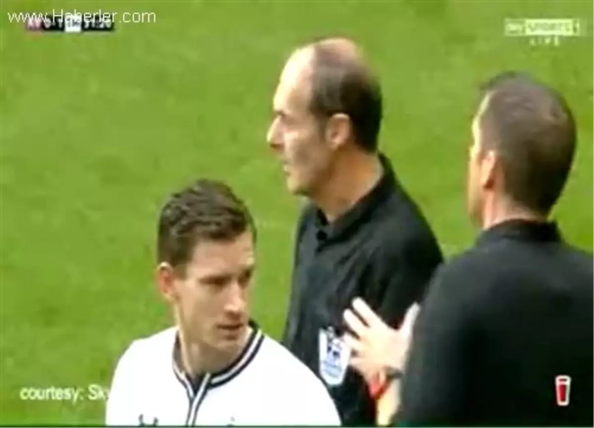 Tottenham Maçında Atılan Sis Bombası Yan Hakemin Ensesine İsabet Etti