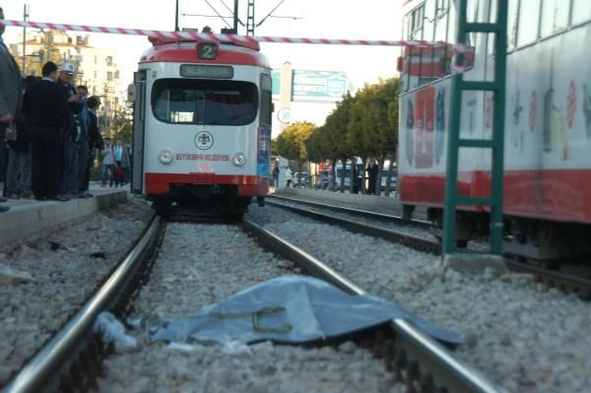Tramvay Çarptığı Kadın Öldü