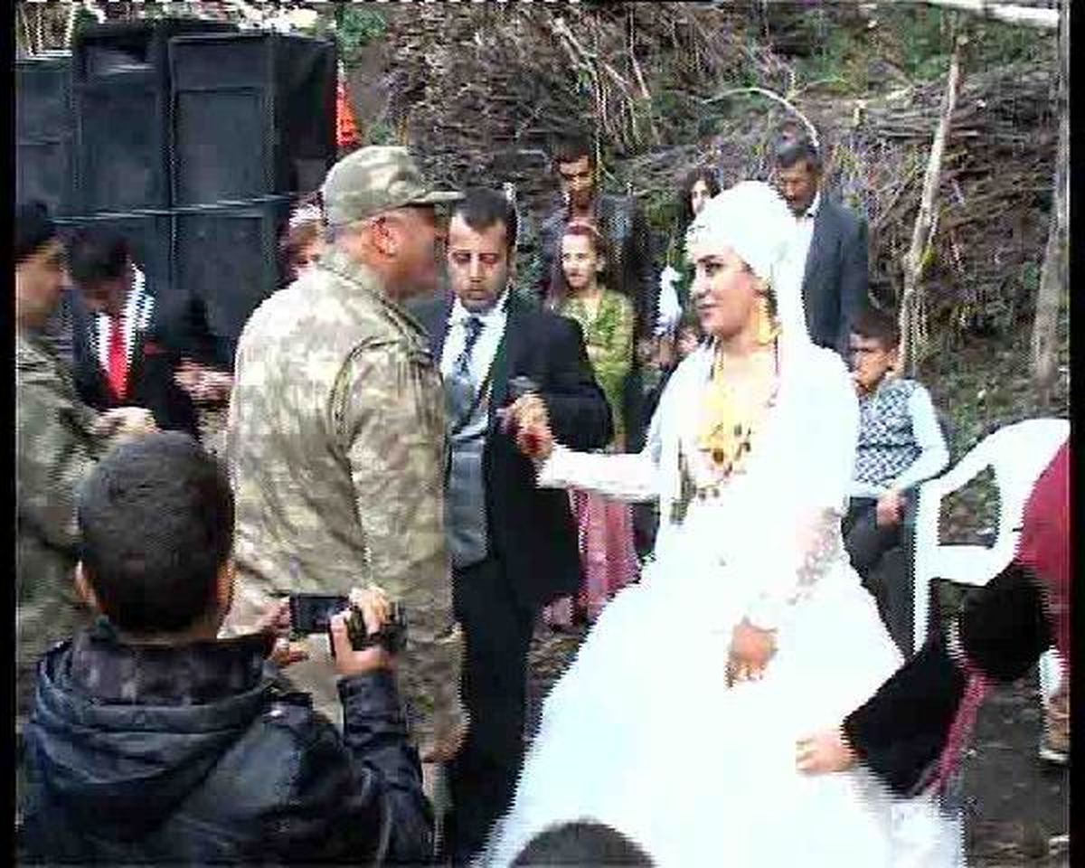Yüksekova\'da Asker Yol Kesip, Düğüne Katıldı