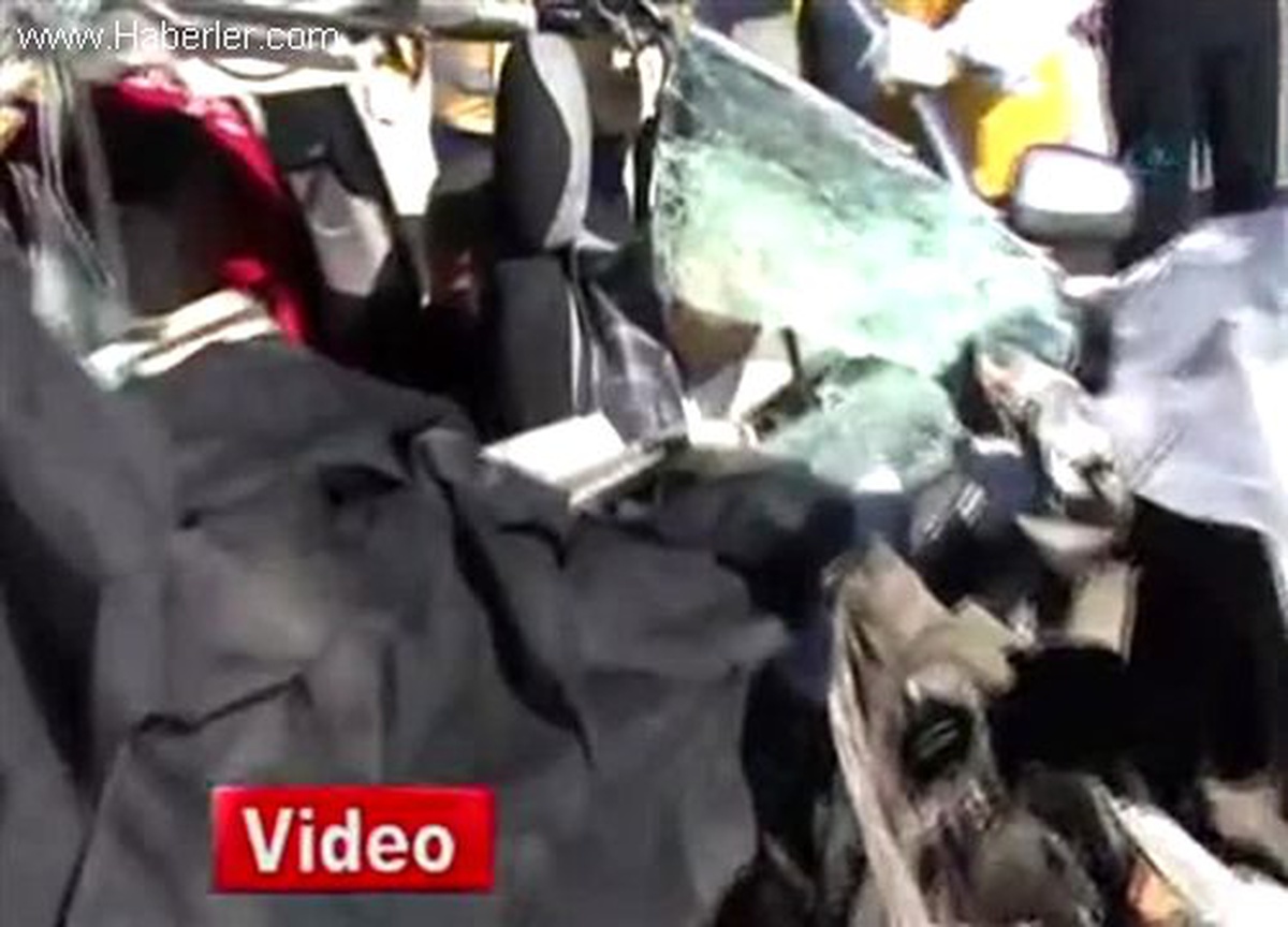 Aksaray\'da Otomobil Kamyona Arkadan Çarptı, 3 Ölü
