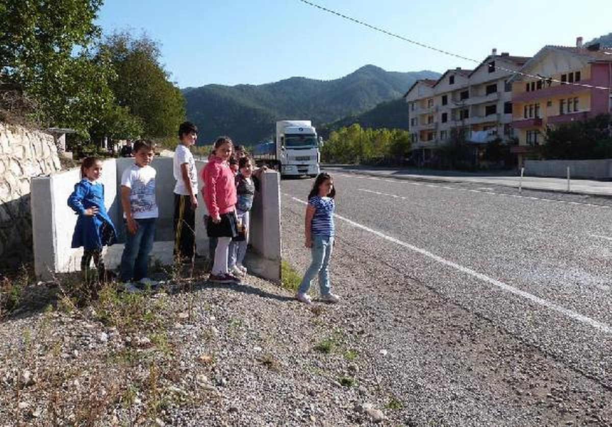 Alt Geçidi Su Bastı, Öğrenciler Kara Yolunu Kullandı