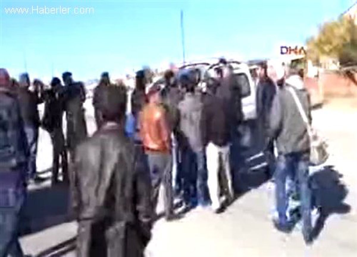 Alt Yapı Çalışması Tamamlanmayan Mahalleli Yolu Trafiğe Kapattı