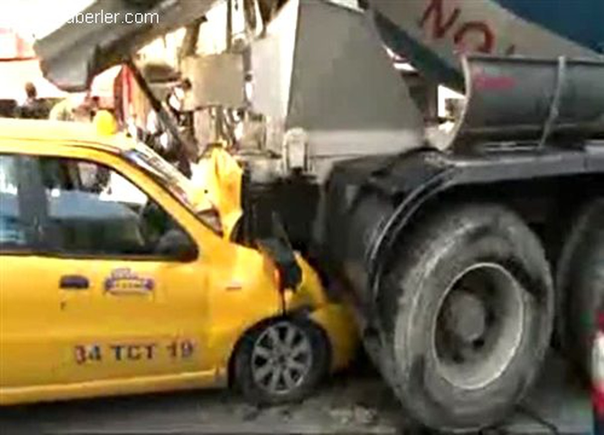 Beton Mikseri ile Kamyon Arasında Ezildi