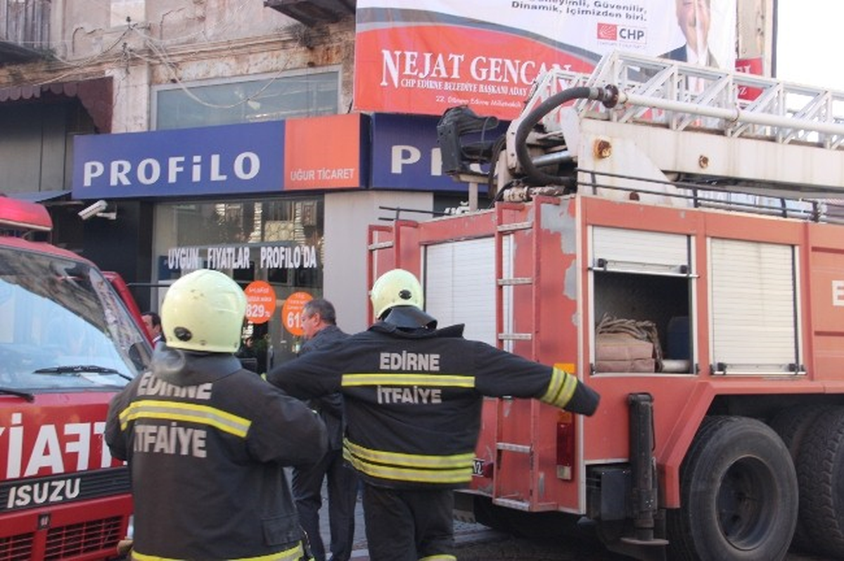 Çıkan Yangın Mağaza Sahiplerini Korkuttu