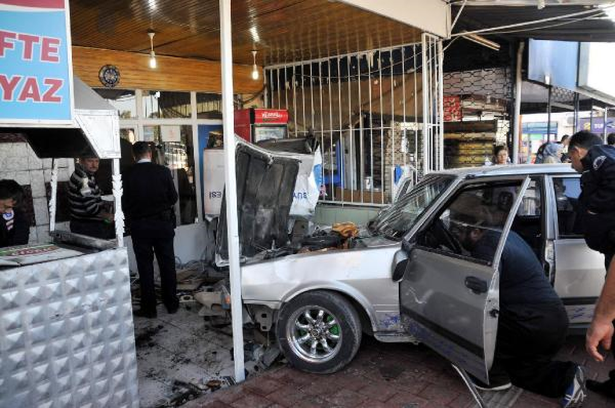Antalya\'da Çocuk Sürücü Otomobille Simitçiye Daldı