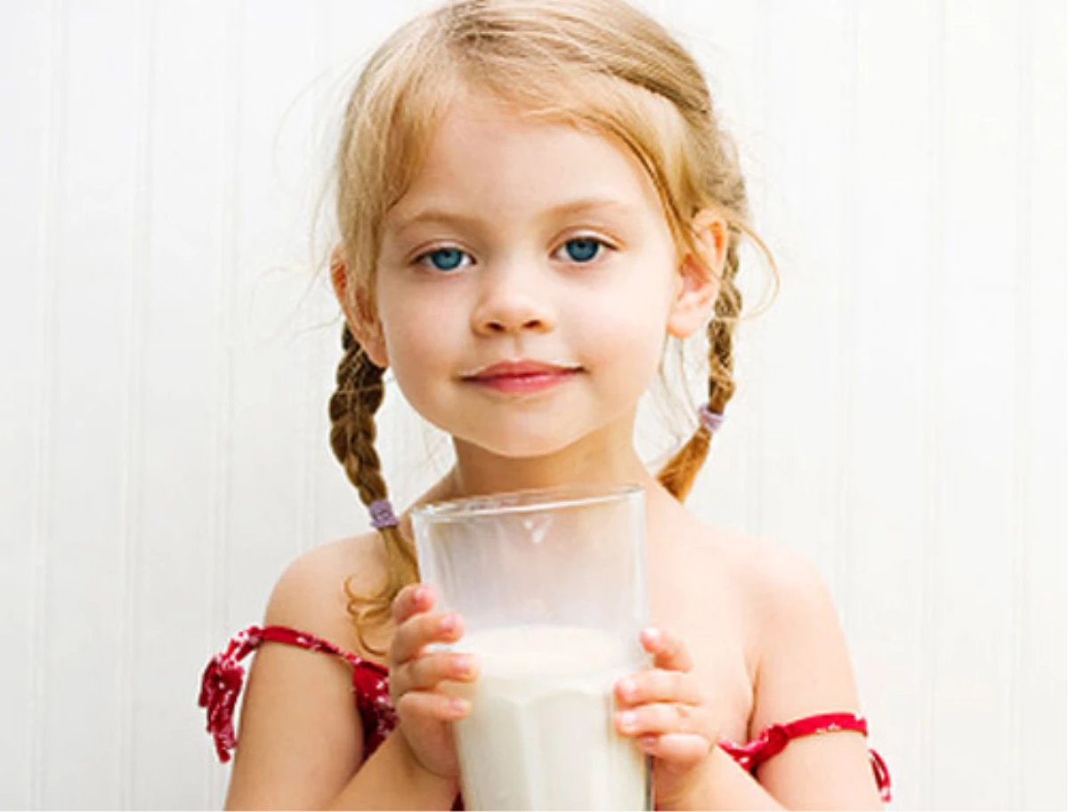 "Çocuklara, Beyin Gelişimleri İçin, Günde İki Bardak Süt İçirilmeli"