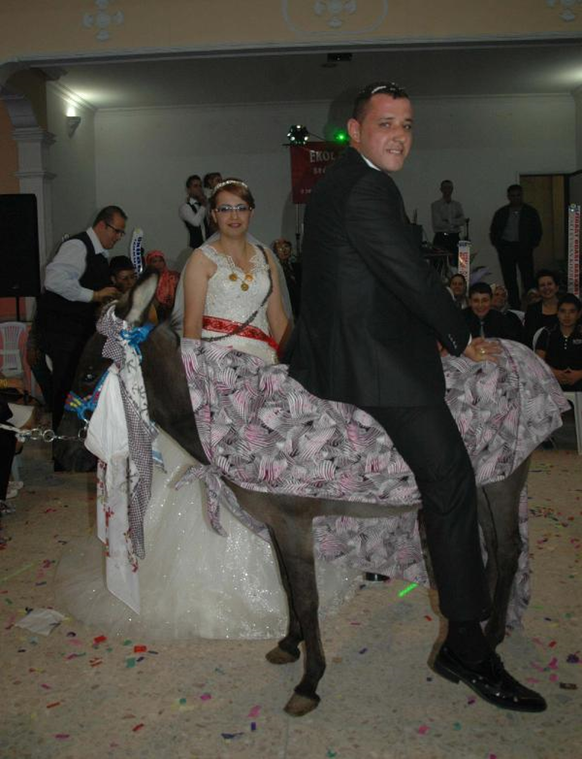 Damadı Düğününde Eşeğe Ters Bindirdiler