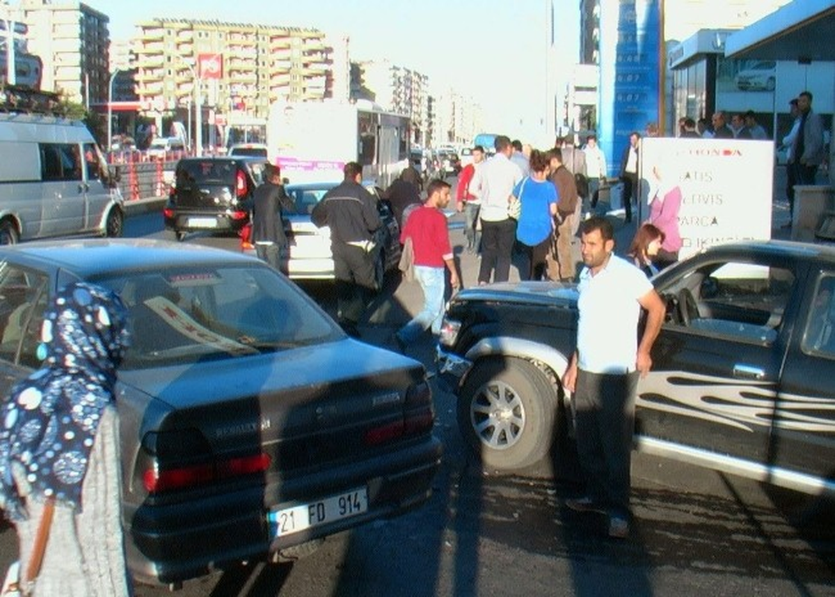 Diyarbakır\'da Zincirleme Trafik Kazası