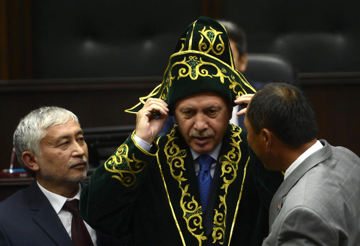 Erdoğan Meclis\'te Kırgız Kıyafeti Giydi