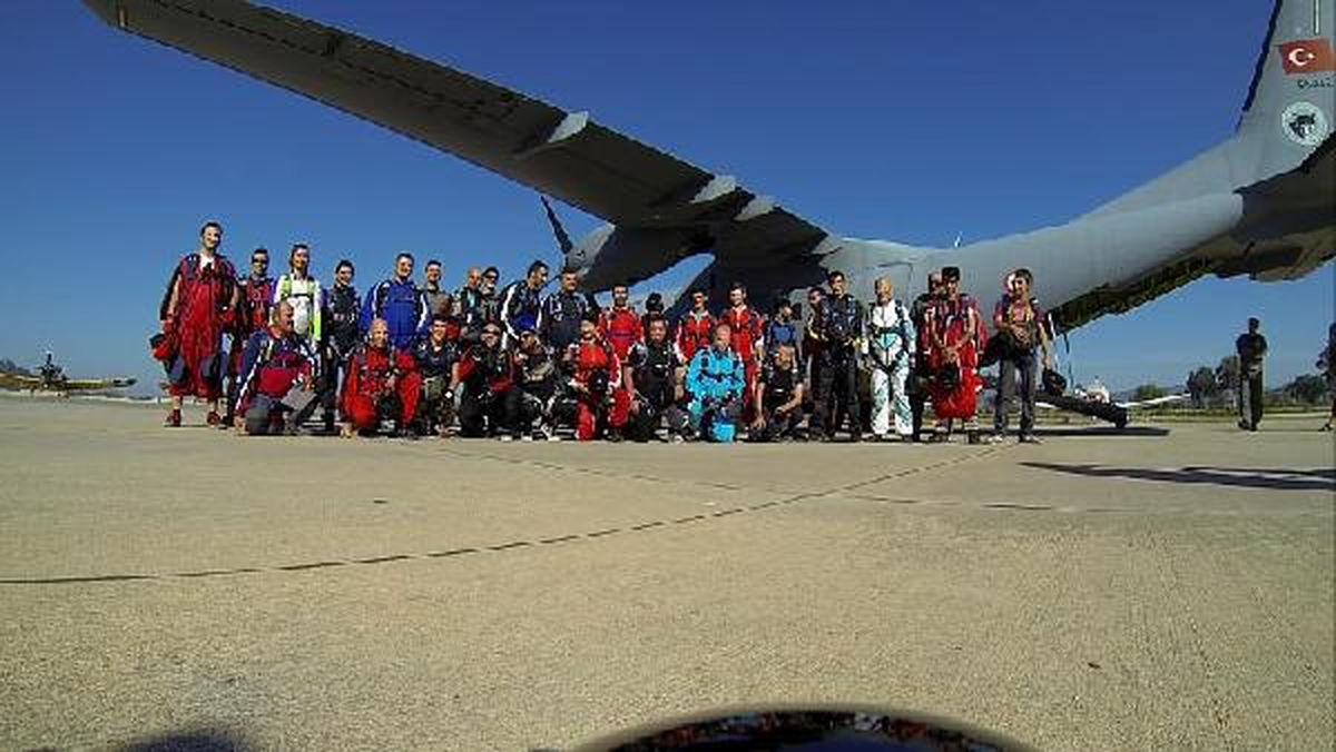 Hayko Cepkin\'den Paraşütle Rekor Atlayış Denemesi