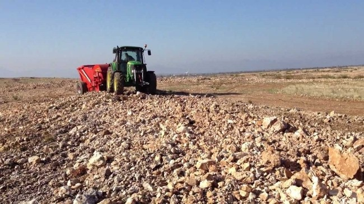 Hınıs\'ta Taş Toplama Makinası Çiftçilerin Hizmetinde
