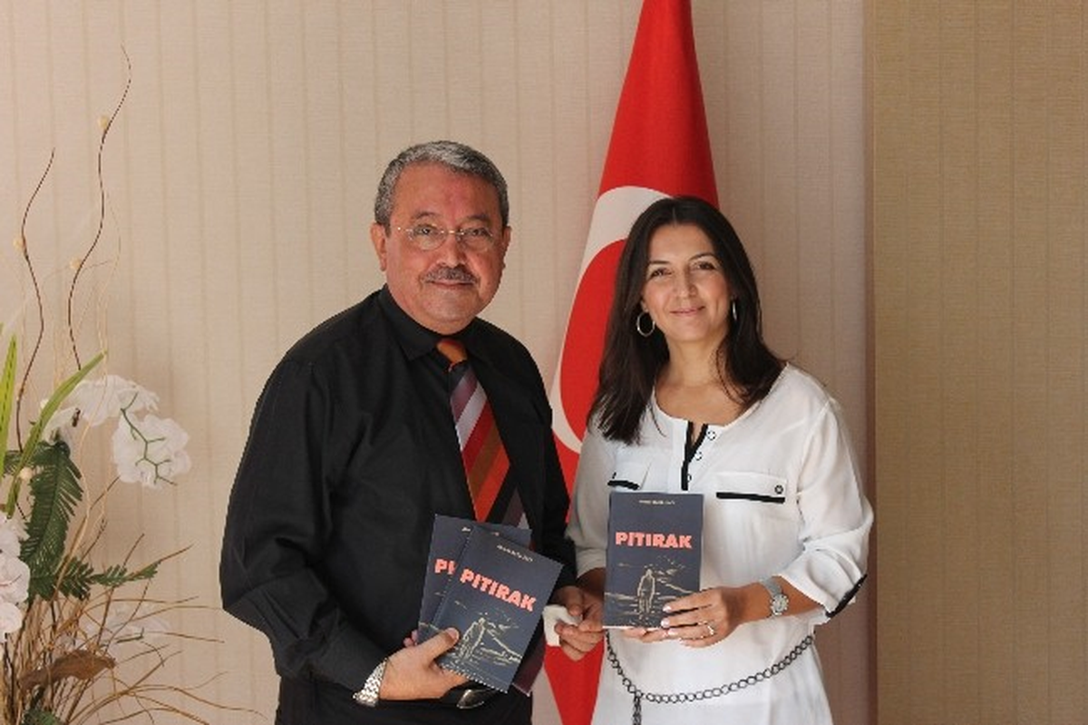 İnci, Myo Müdürü Doç. Dr.sert\'e Son Kitabını Hediye Etti