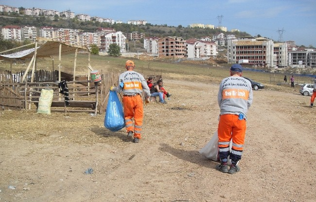 İzmit\'te Kurban Pazarından 9 Kamyon Çöp Çıktı