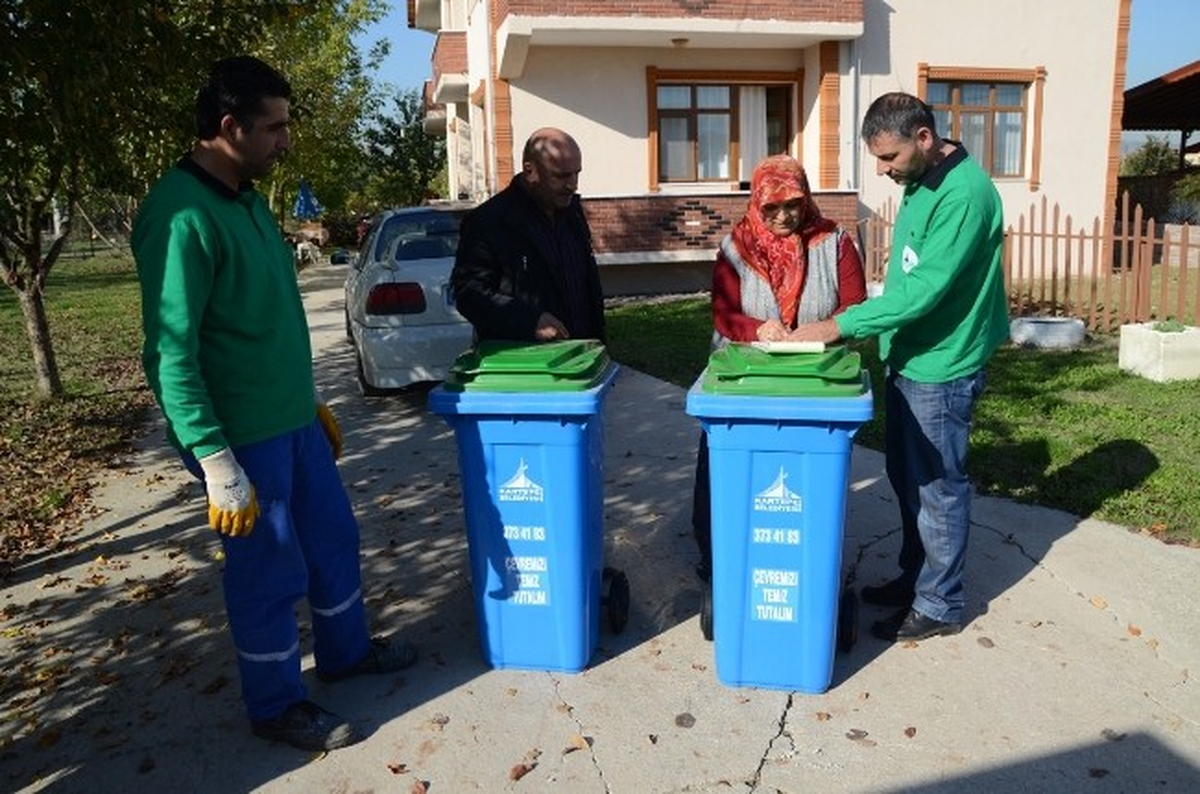 Kartepe\'de Plastik Çöp Konteyner Dağıtımları Sürüyor