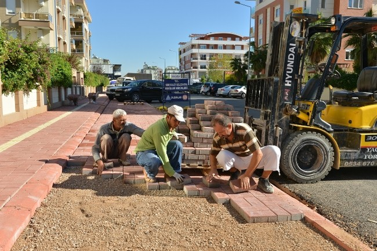 Konyaaltı\'nda Kaldırım Çalışmaları Devam Ediyor