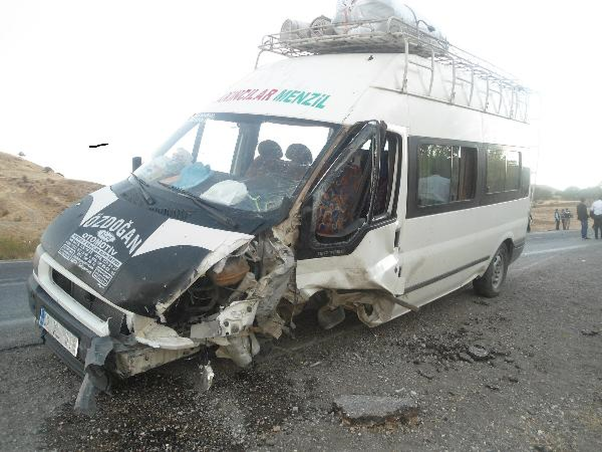 Minibüs ile Otomobil Çarpıştı: 14 Yaralı