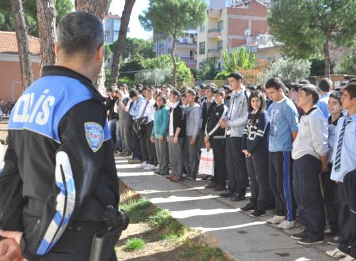 Ödemiş Polisi Öğrencileri Kötü Alışkanlıklar Konusunda Bilgilendirdi