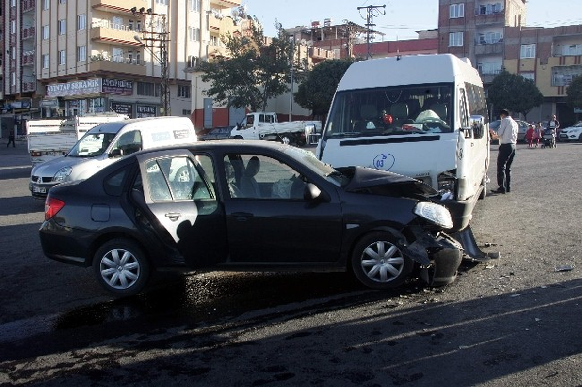 Öğrenci Servisi ile Otomobil Çarpıştı: 3 Yaralı