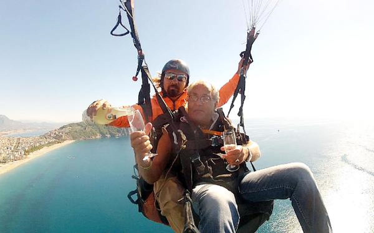 Alanya'da Paraşütün Mucidi Havada Şampanyayla Anıldı