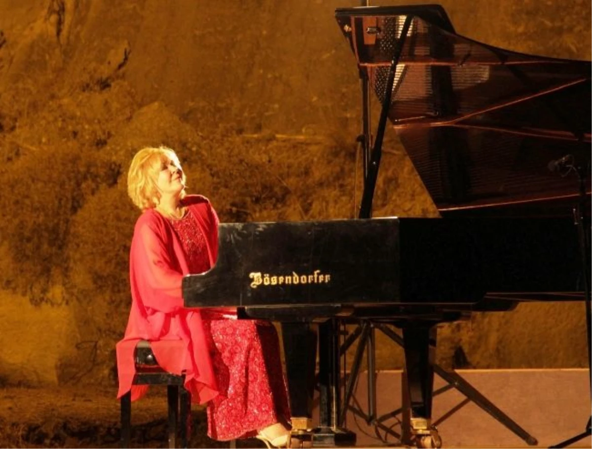 Piyanist Gülsin Onay Türkiye\'nin Viyana Büyükelçiliğinde Konser Verdi