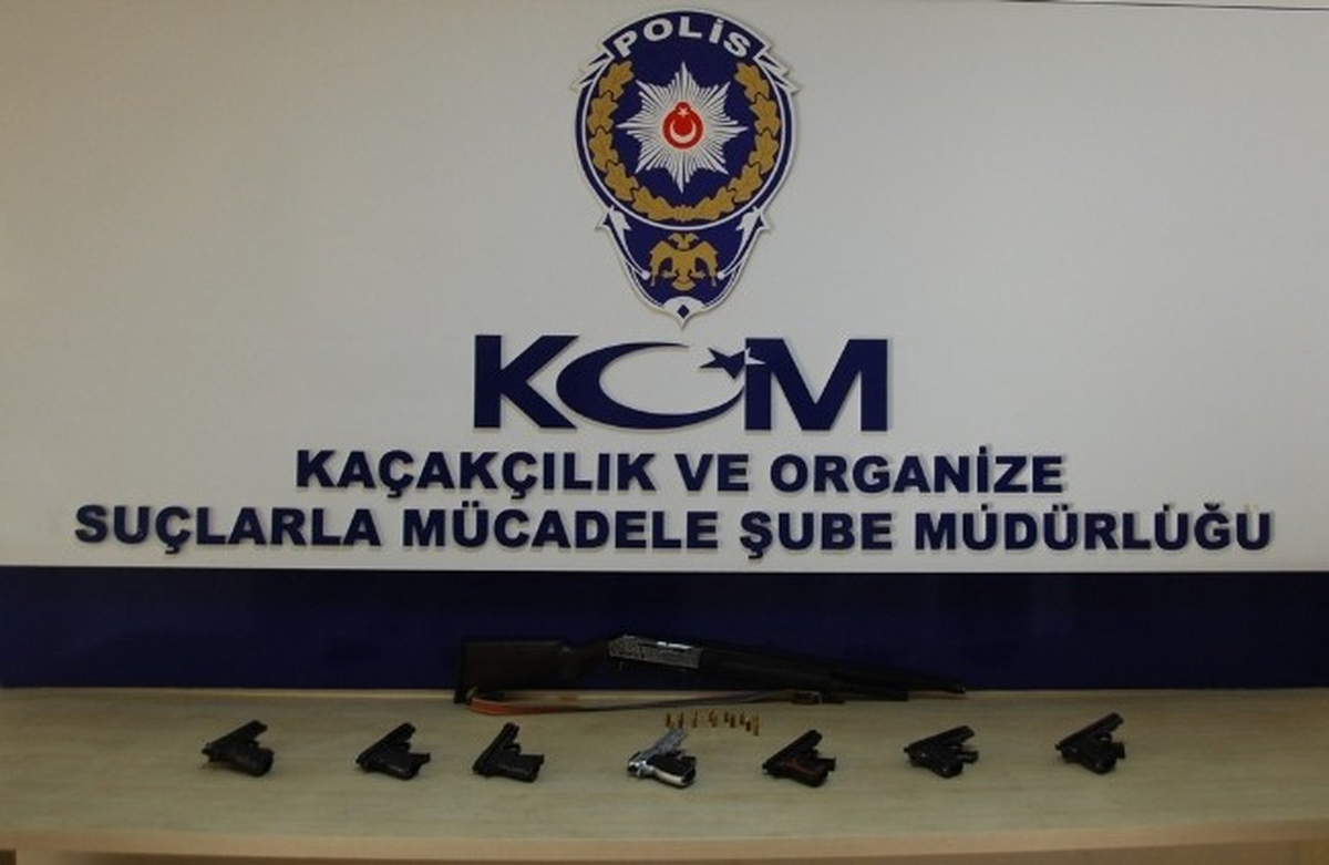 Polis Köpeği \'Mendi\' Kaçak Silahları Buldu