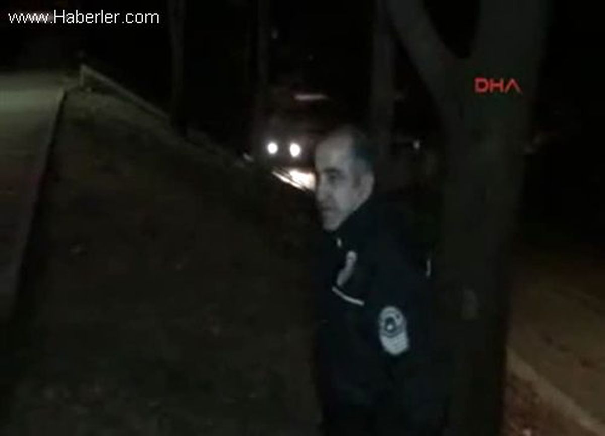 Bursa\'da Polis Şehir Merkezine İnen Ayıları Ormana Kovaladı