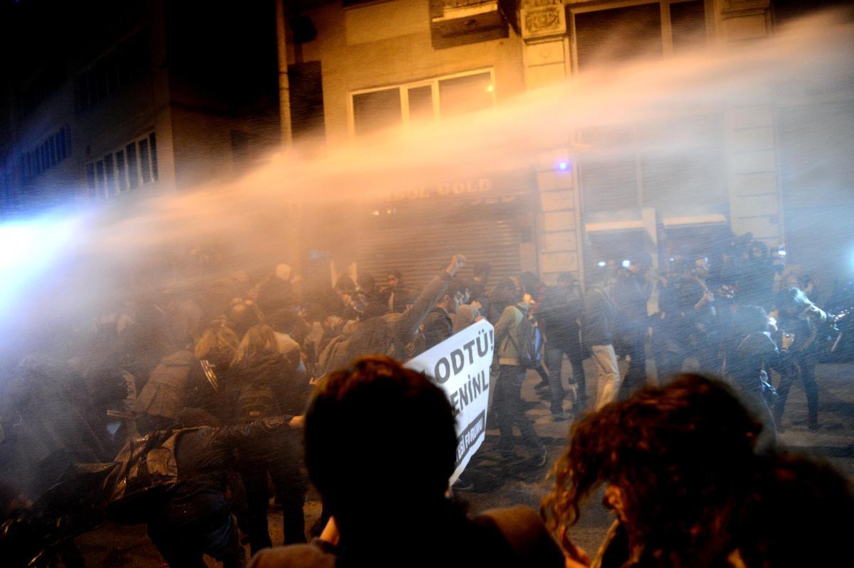 Taksim\'de ODTÜ\'ye Destek İçin Toplanan Gruba Müdahale
