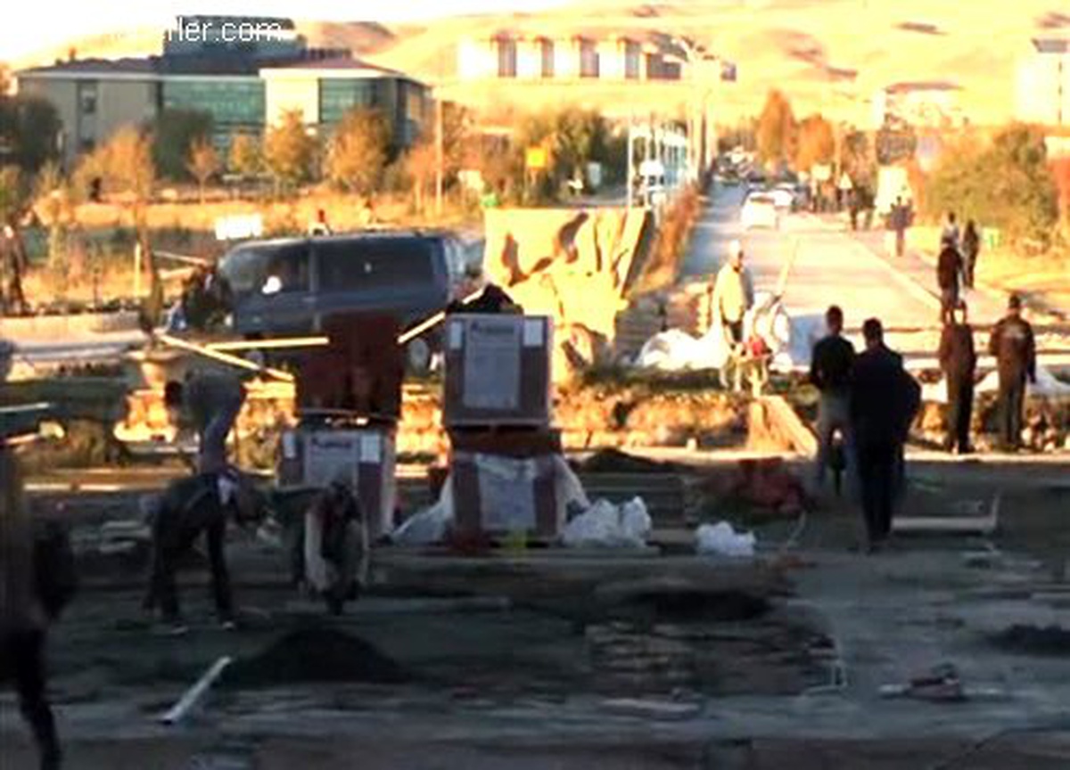 Van depreminin 2. yıl dönümü YYÜ Rektörü Battal