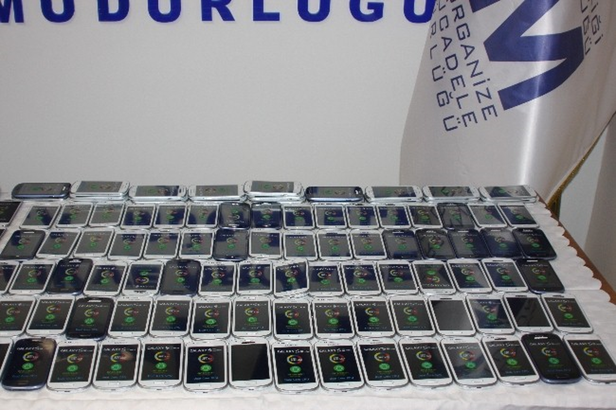 Yolcu Otobüsünde Gümrük Kaçağı Cep Telefonu Ele Geçti