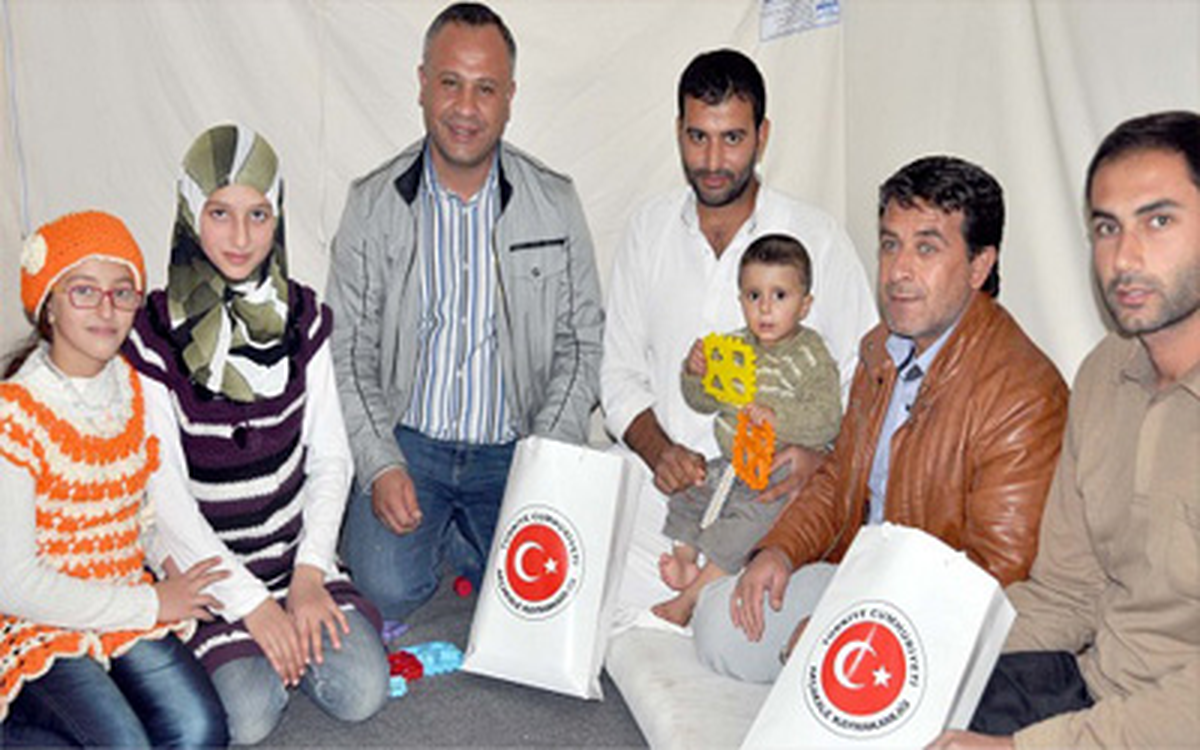 Zihinsel Engelli Sığınmacı Çocuklara Oyuncak Dağıtıldı