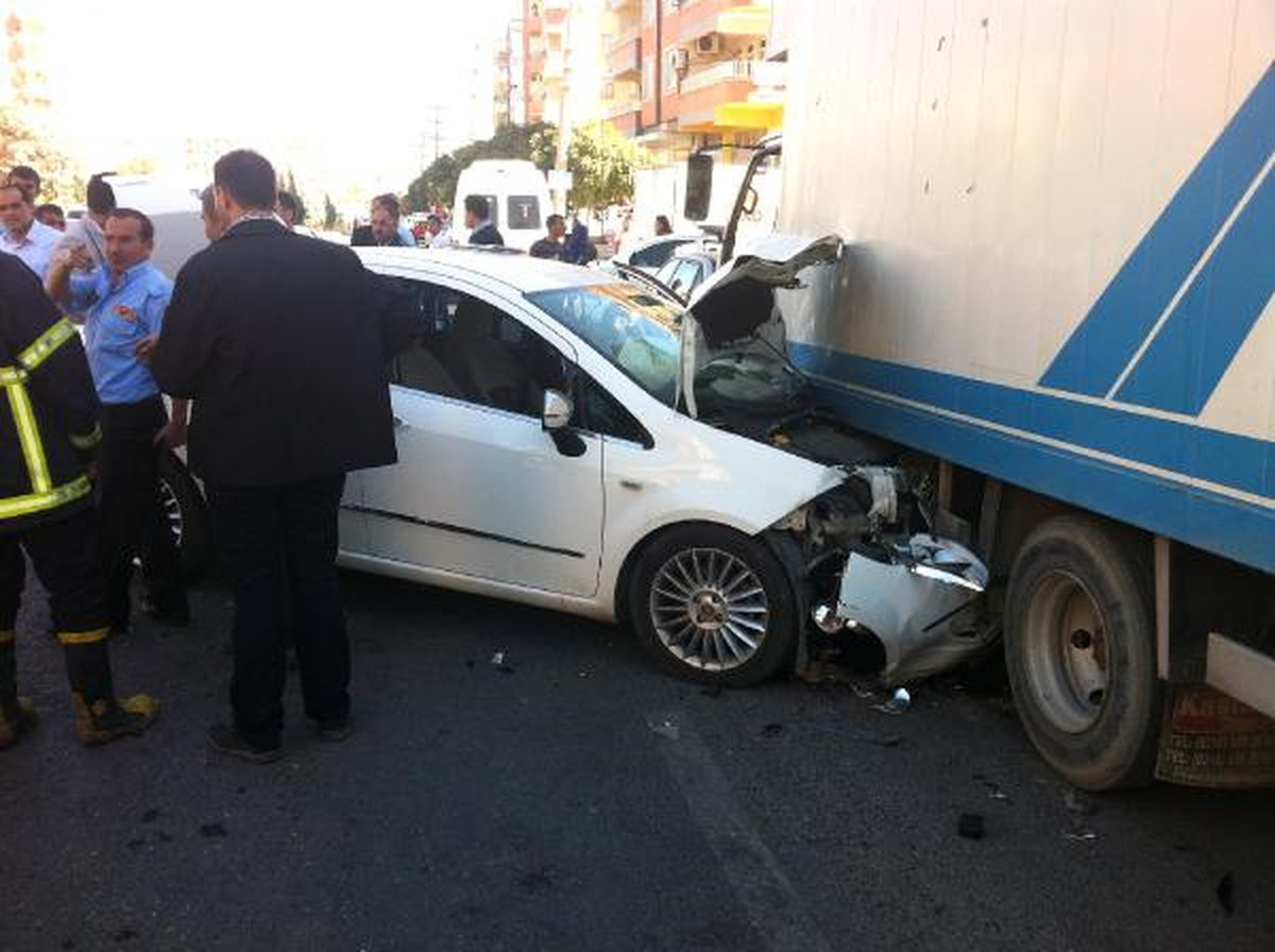 2 Otomobil Park Halindeki Kamyonete Çarptı: 2 Yaralı