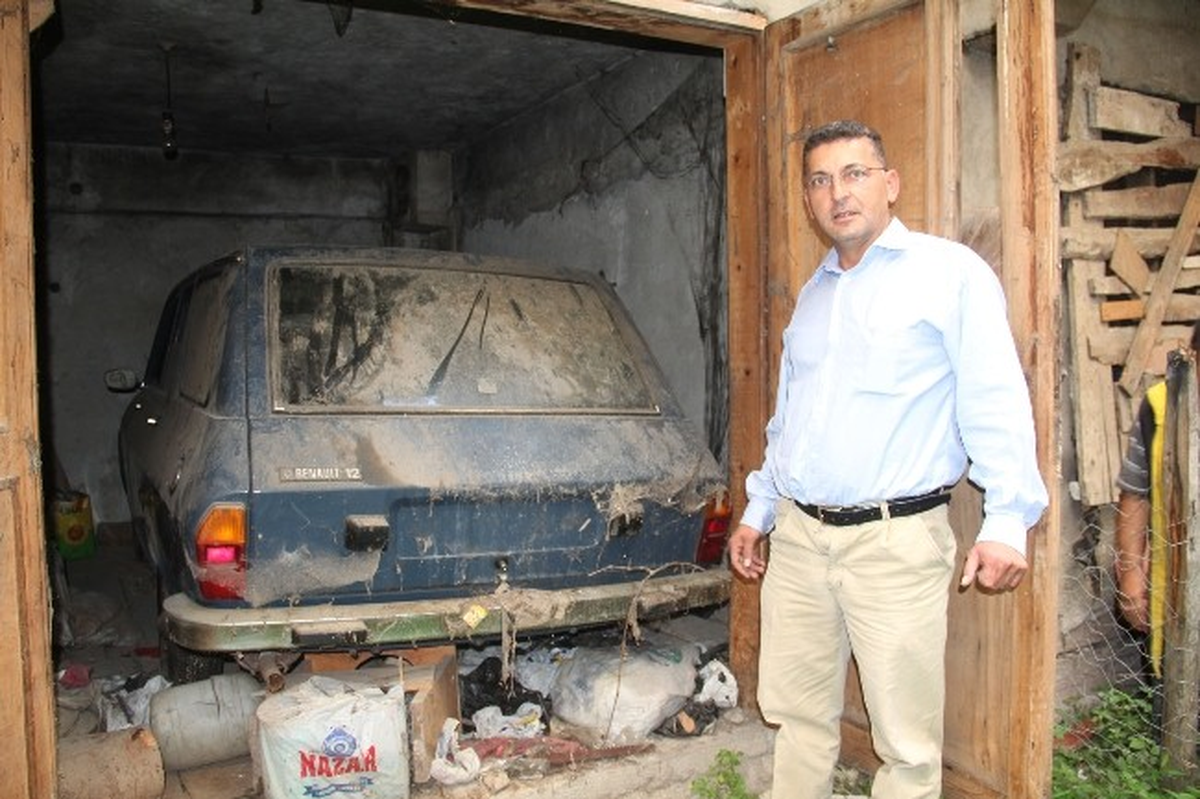 34 Yıl Sonra Garajından Çıkan Araba Başına Dert Oldu