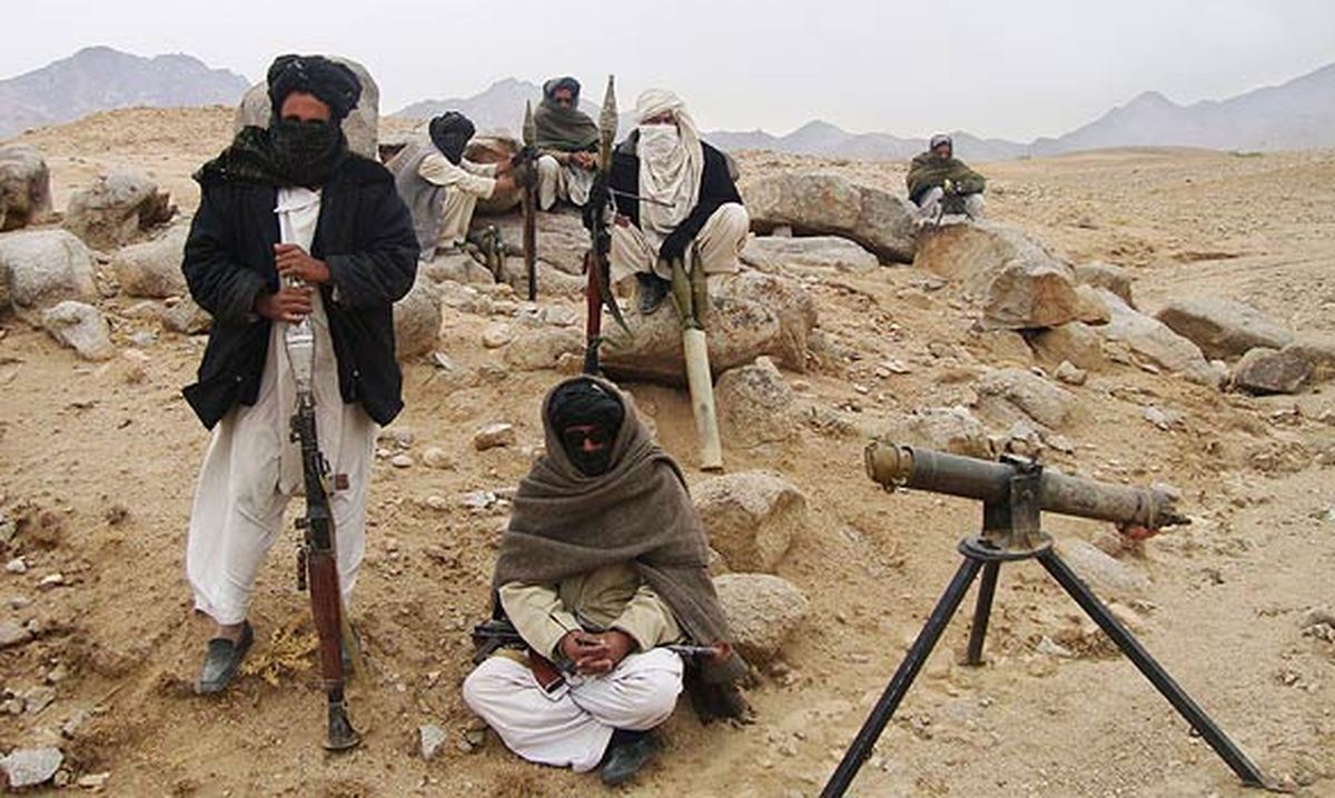Afganistan\'da 10 Taliban Üyesi Silah Bıraktı