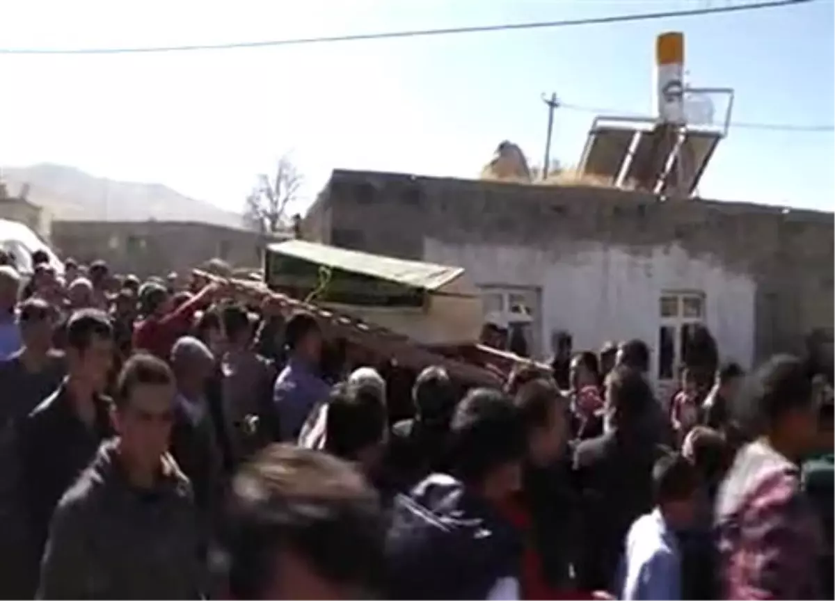 Ağaçtan düşerek yaşamını yitiren çocuk toprağa verildi