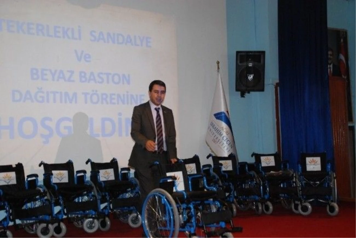 Ağrı\'daki Engellilere Tekerlekli Sandalye ve Beyaz Baston Yardımı