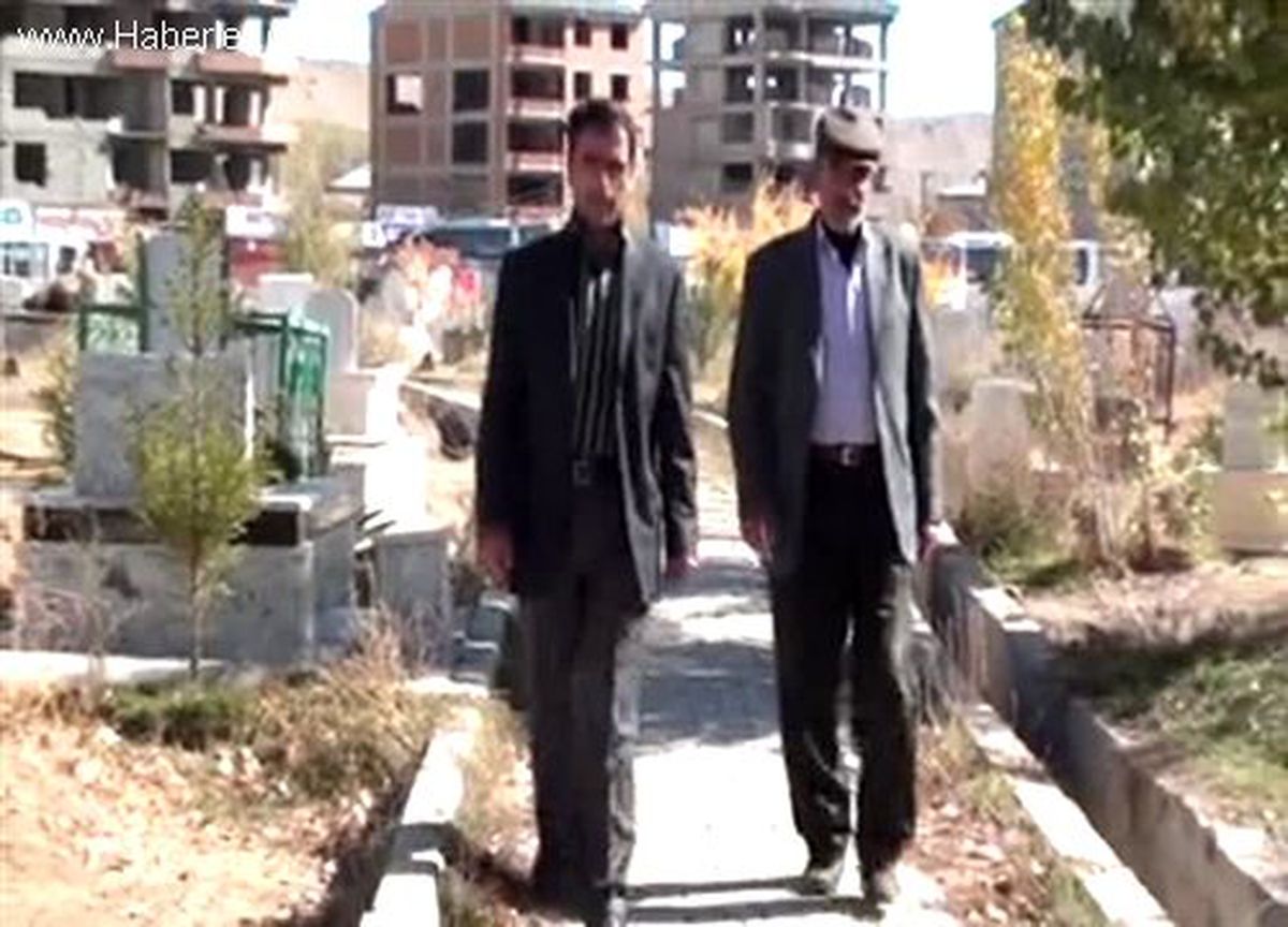 Ailesi, depremin simgesi Yunus\'un kabrini ziyaret etti