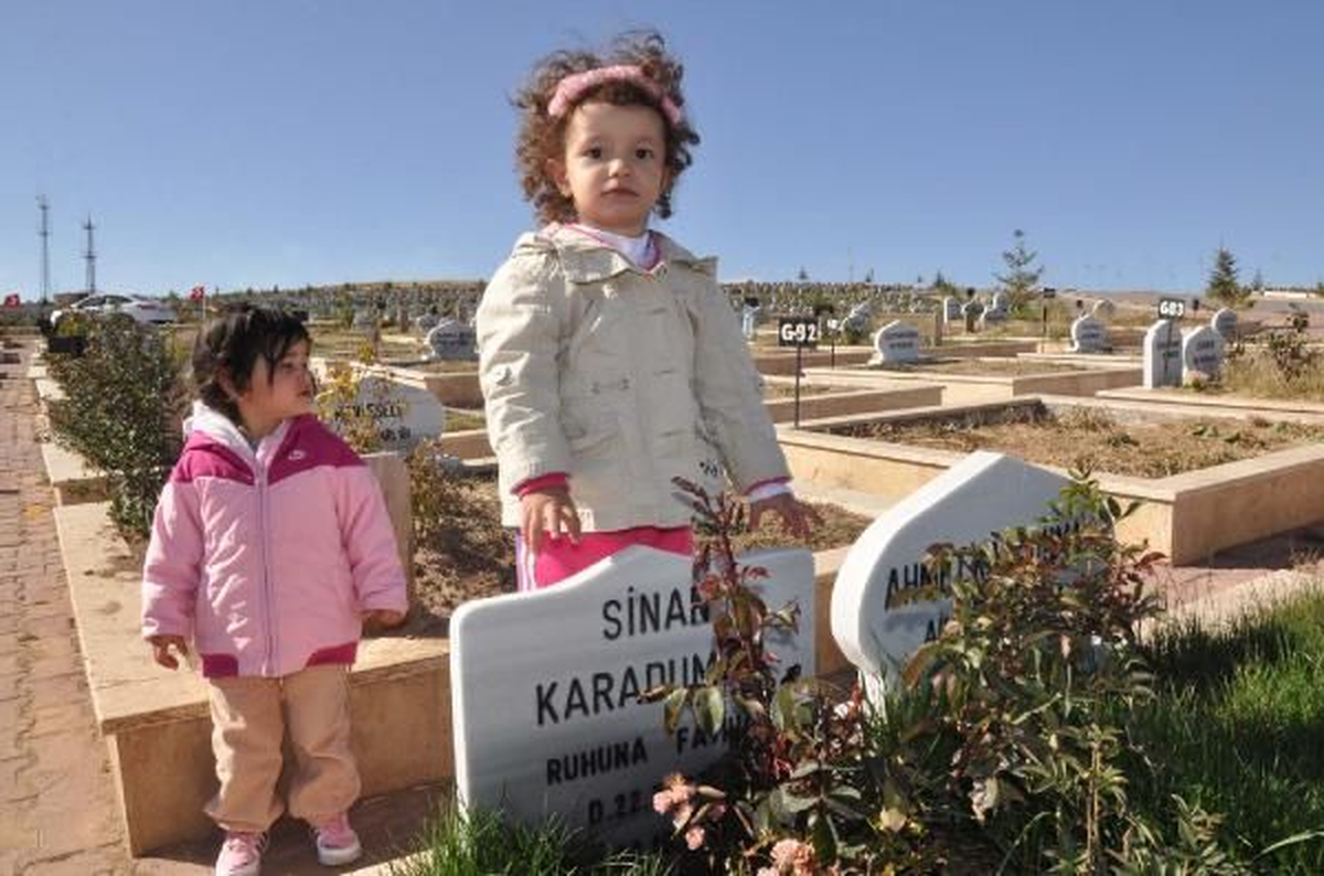 "Azra Bebek" Babasının Kabrini Ziyaret Etti