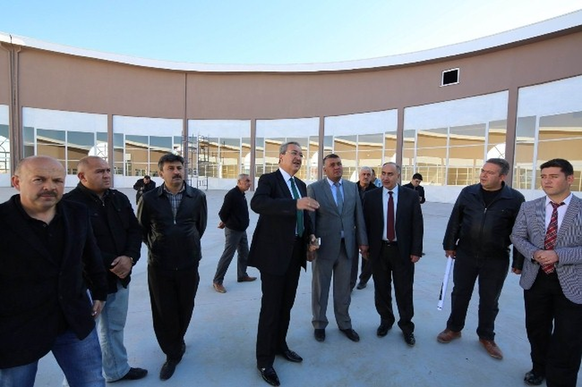 Belediye Başkanı Ünver, Modern Sebze ve Meyve Hali\'nde İncelemelerde Bulundu