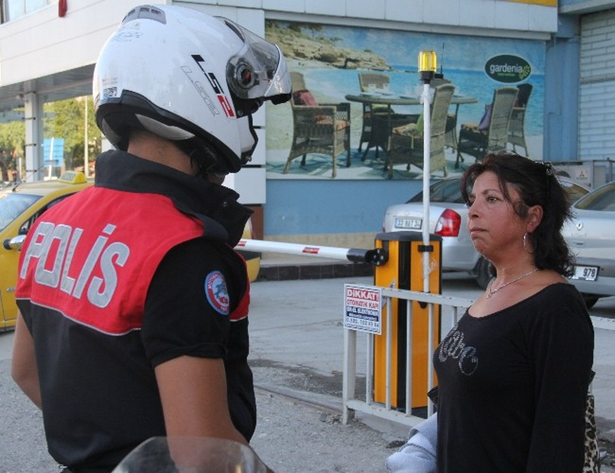 Çay Getirmeyen Sevgilisini Darp Etti