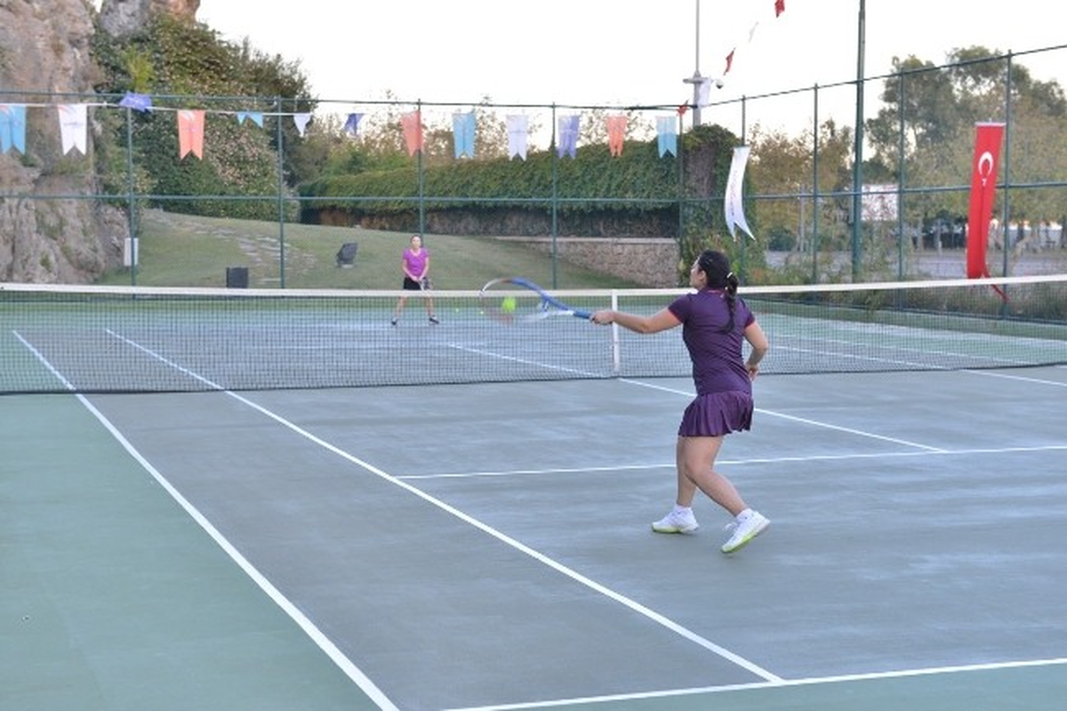 Cumhuriyet Kupası Tenis Turnuvası Konyaaltı\'nda Başladı