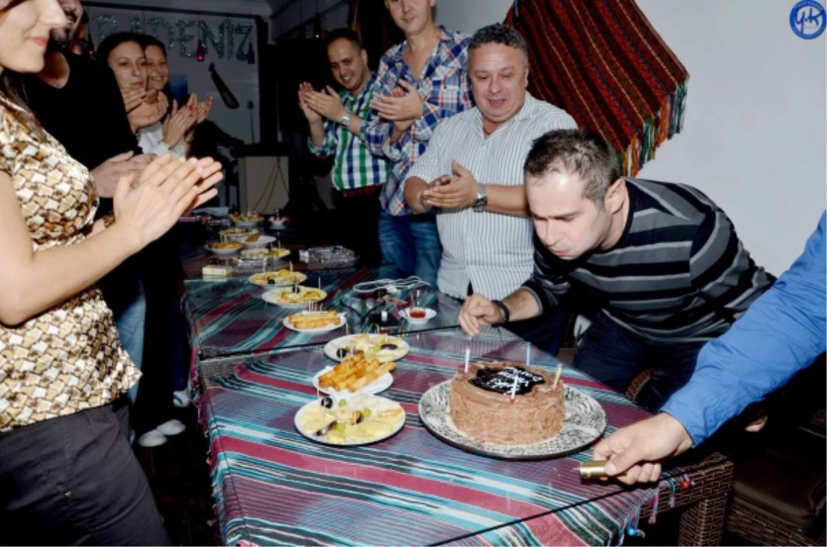Dostları Akif Yener\'e Sürpriz Doğum Günü Kutlaması Yaptı