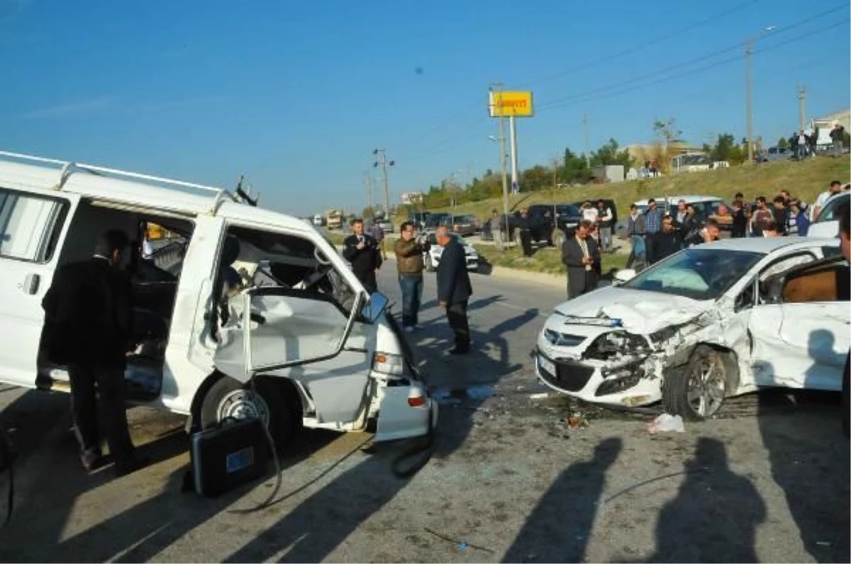 Edirne\'de Otomobille Minibüs Çarpıştı: 3 Yaralı