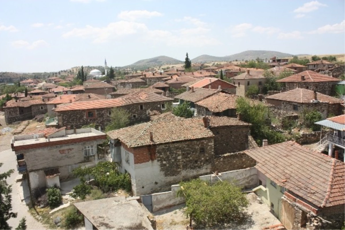 Emre Köyü\'ndeki Tarihi Hamam ve Çeşme Restorasyonu Devam Ediyor