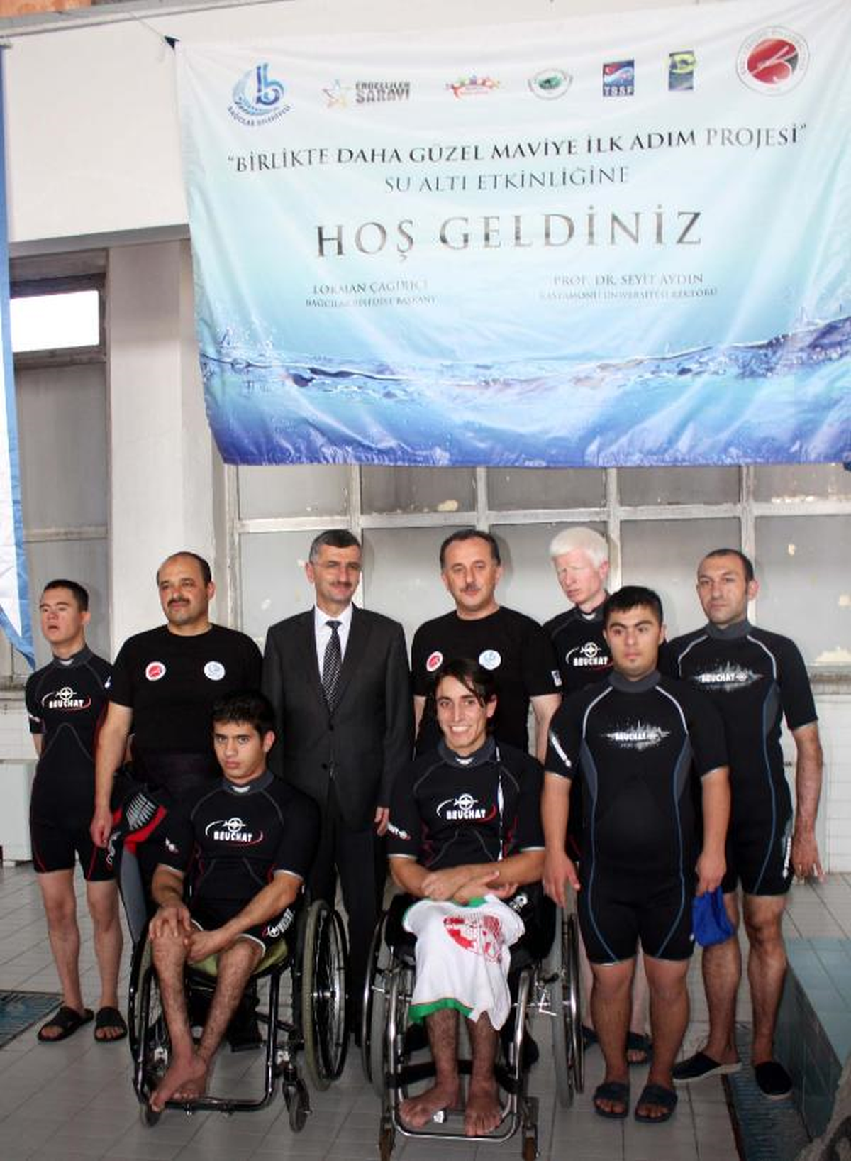 Engelli Dalgıçlar Belediye Başkanıyla Havuza Daldı
