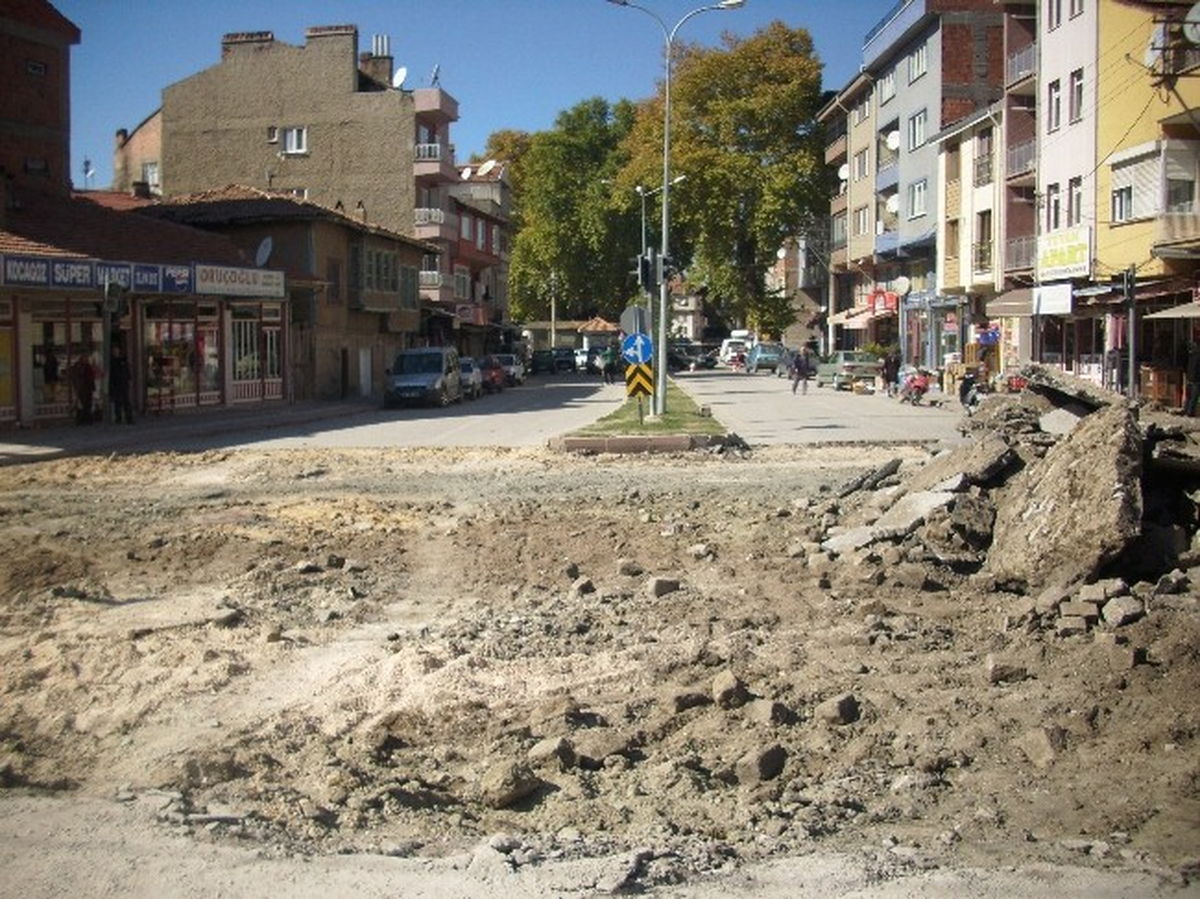 Işıklı Kavşakta Yol Yapım Çalışması