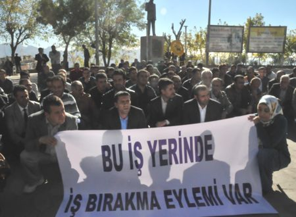 İşten Çıkarılan İşçiler Oturma Eylemi Yaptı